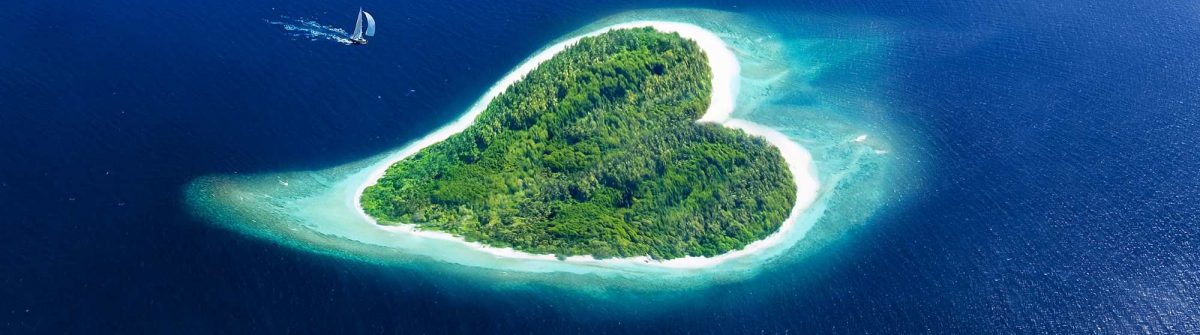 Isla en forma de corazon en Maldivas