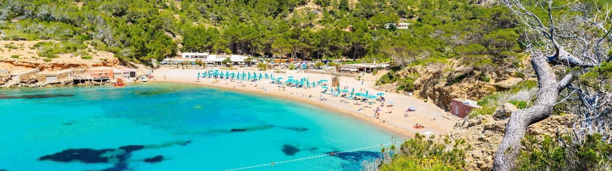 View-of-Cala-Benirras-beach-with-turquoise-sea-water-Ibiza-island-Spain-shutterstock_654896323-2_klein
