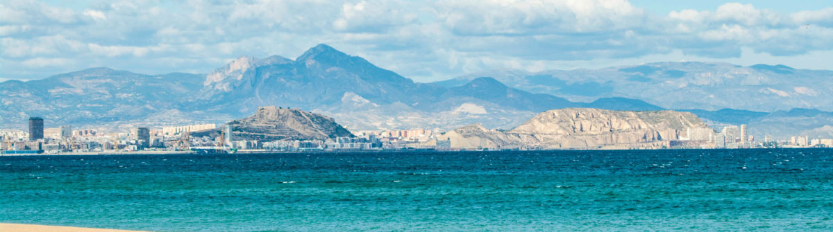 Alicante in Spanien Sie von der Stadt über die Bucht iStock_000010288694_Large-2