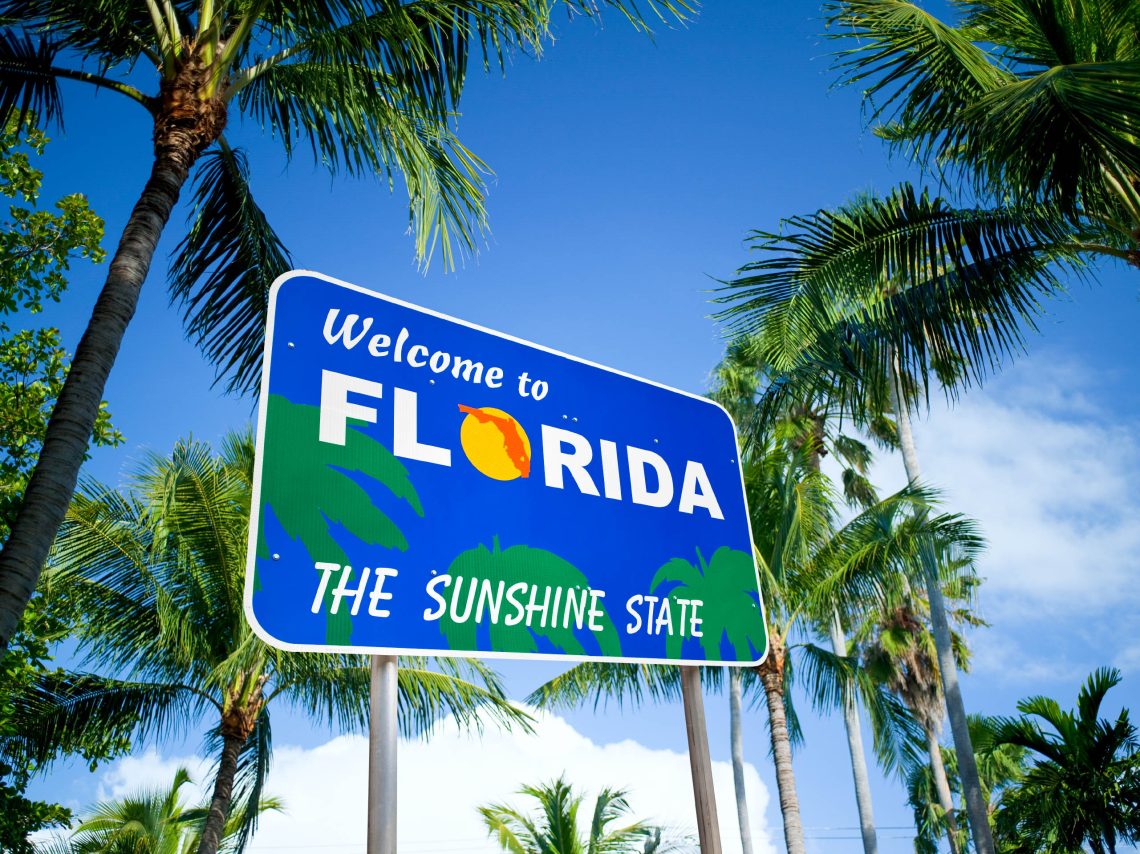 cartel de bienvenida a florida en una carretera