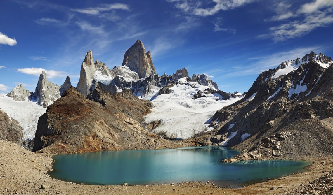 lago con montañas nevadas al fondo