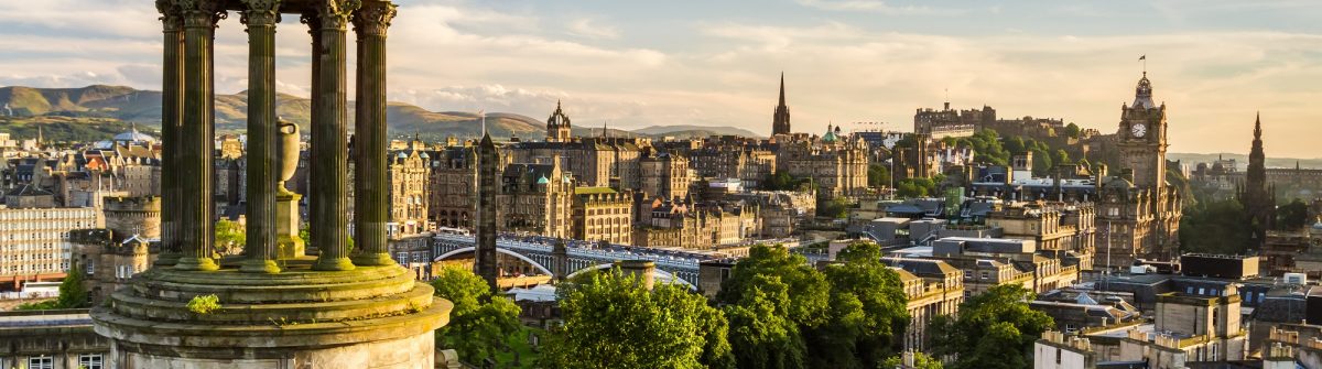 Beautiful view of the city of Edinburgh_shutterstock_112513559