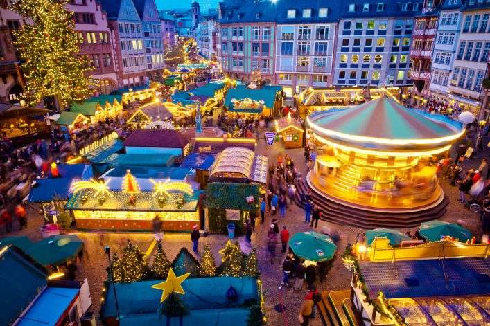atracciones vista desde el aire en el mercado de navidad de frankfurt