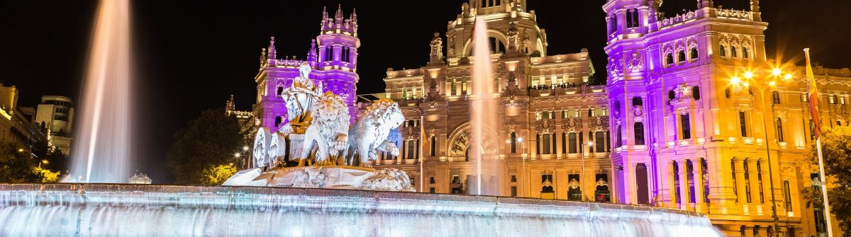 Cibeles fountain at Plaza de Cibeles in Madrid in a beautiful summer night, Spain_shutterstock_393147193 klein
