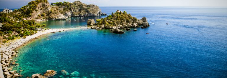 Isola-bella-in-Taormina-auf-Sizilien-iStock_000054903516_Large-2