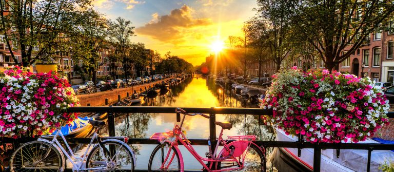 Amsterdam-summer-sunrise-iStock_000048084840_Large-2-Kopie