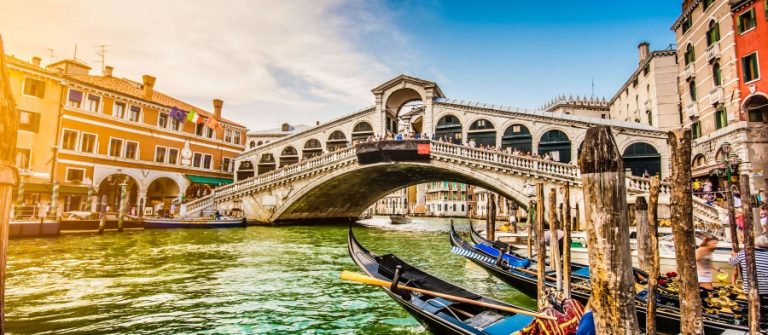 Grand-Canal-Rialto-Bridge-Venice-iStock_000074079099_900x600