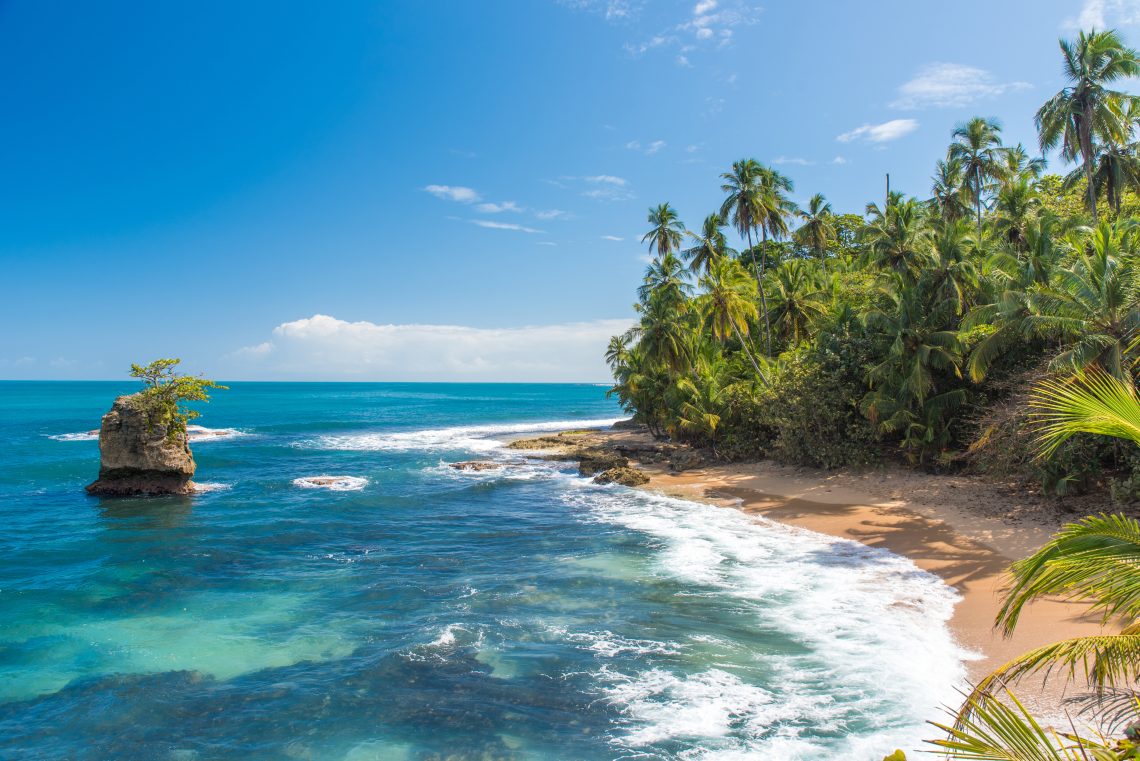 selva con playa en costa rica en abril