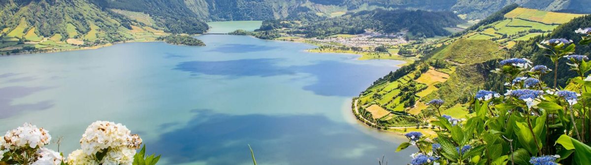 Azoren-Lake-of-Sete-Cidades-with-hortensias-Azores-Portugal-Europe-shutterstock_217006837_pix1920