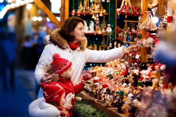 weihnachtsmarkt_mutter_kinder_stand_nussknacker_weihnachten_iStock-849543622_900