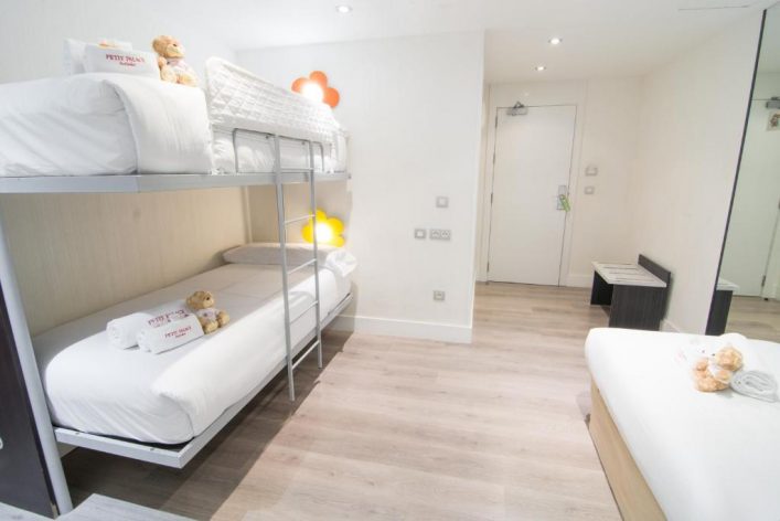 PetitPalaceArenal_familyroom_