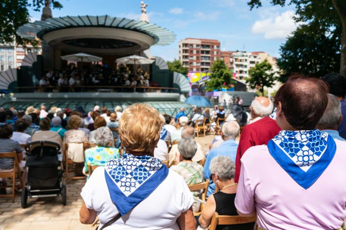 grupo de personas en manga corta viendo un concierto durante la semana grande de bilbao